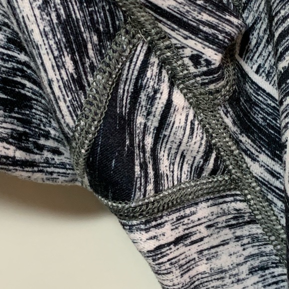 Lululemon Wunder Under Crop - *Full-On Luon - Size 4 - Picture 5 of 8